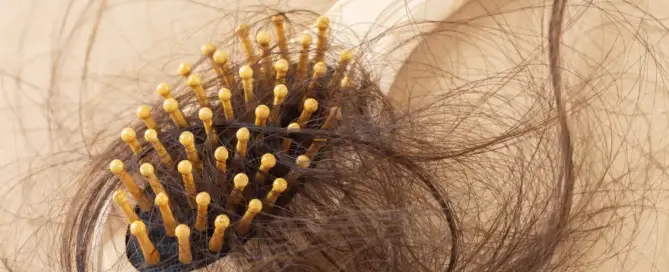 Est-il normal de perdre des cheveux tous les jours et quand faut-il s'inquiéter ?
