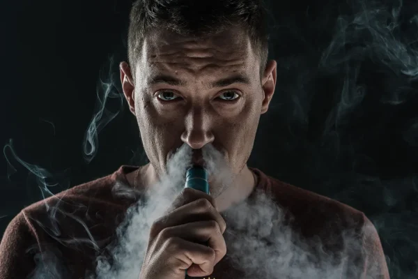 Cigarros eletrônicos causam queda de cabelo?