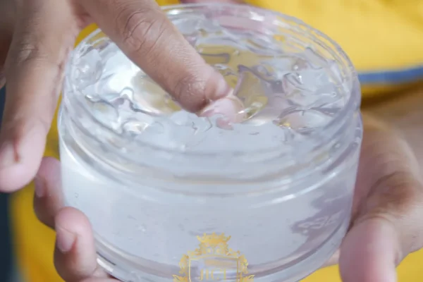 A depilação com cera causa queda de cabelo?