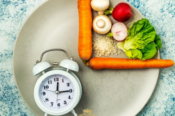 O jejum intermitente causa queda de cabelo? Um guia completo