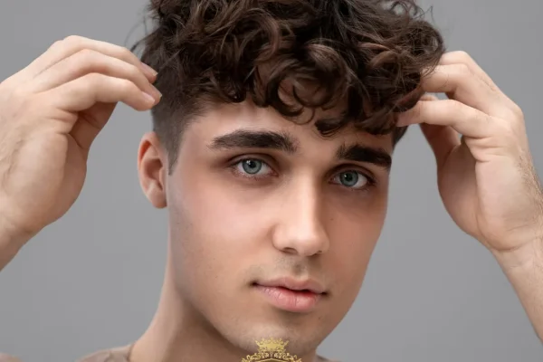 Os melhores cortes de cabelo para homens com cabelos finos e grossos.