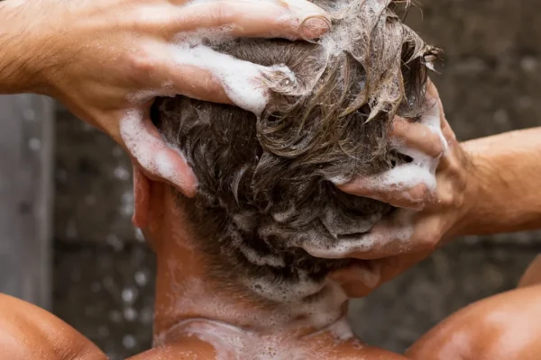 Quanta queda de cabelo é normal durante o banho?
