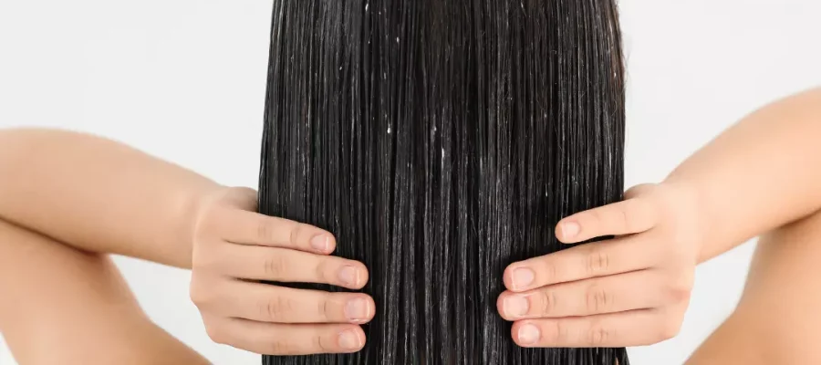 Was ist der Zweck einer Haarspülung und kann sie Haarausfall verursachen?